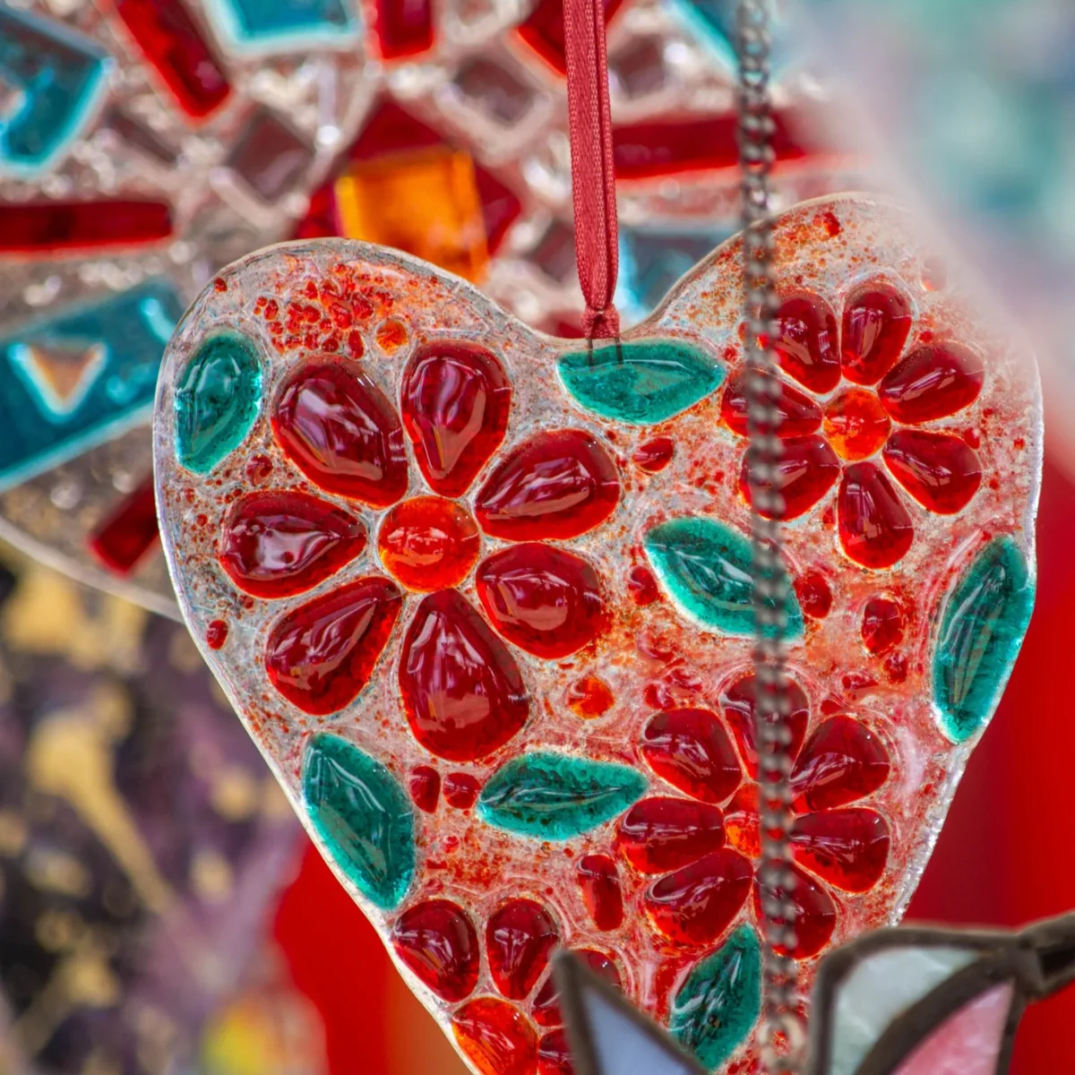 Corazón decorativo artesanal con flores y fragmentos de vidrio de colores